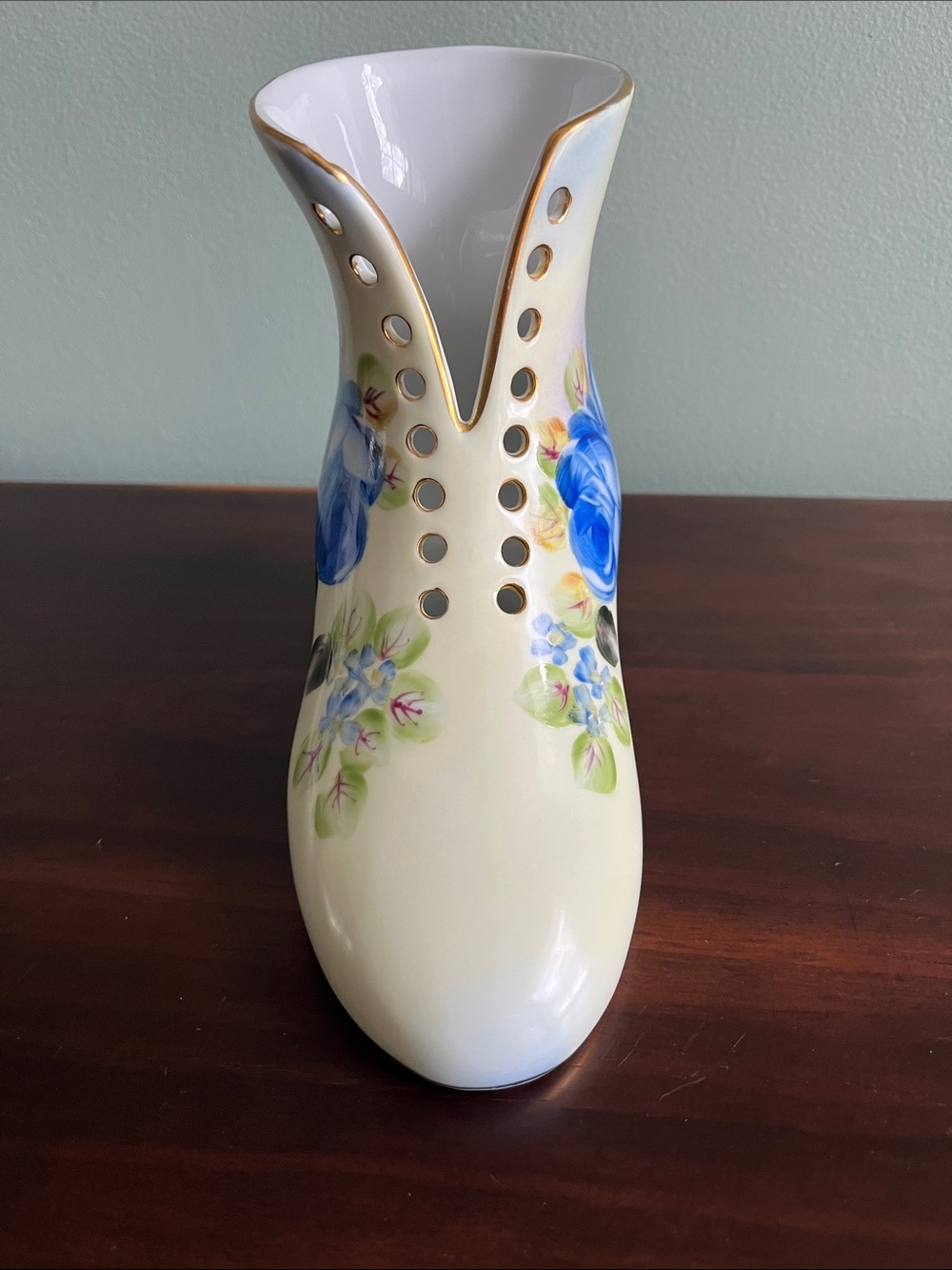 Vintage Ceramic Boot Vase Blue Roses Gold Trim Mid Century Japan 7x6 - Picture 5 of 10